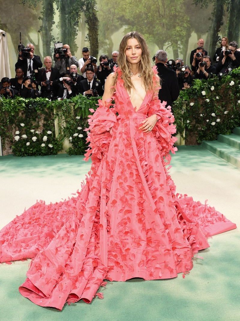 Jessica Biel kam in einem Traum in Rosa. (Bild: APA/Getty Images via AFP/GETTY IMAGES/Jamie McCarthy)