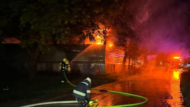 Insgesamt 60 Feuerwehrleute kämpften gegen die Flammen. (Bild: FF Brunnenthal)