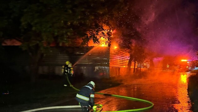 Összesen 60 tűzoltó küzdött a lángokkal. (Bild: FF Brunnenthal)