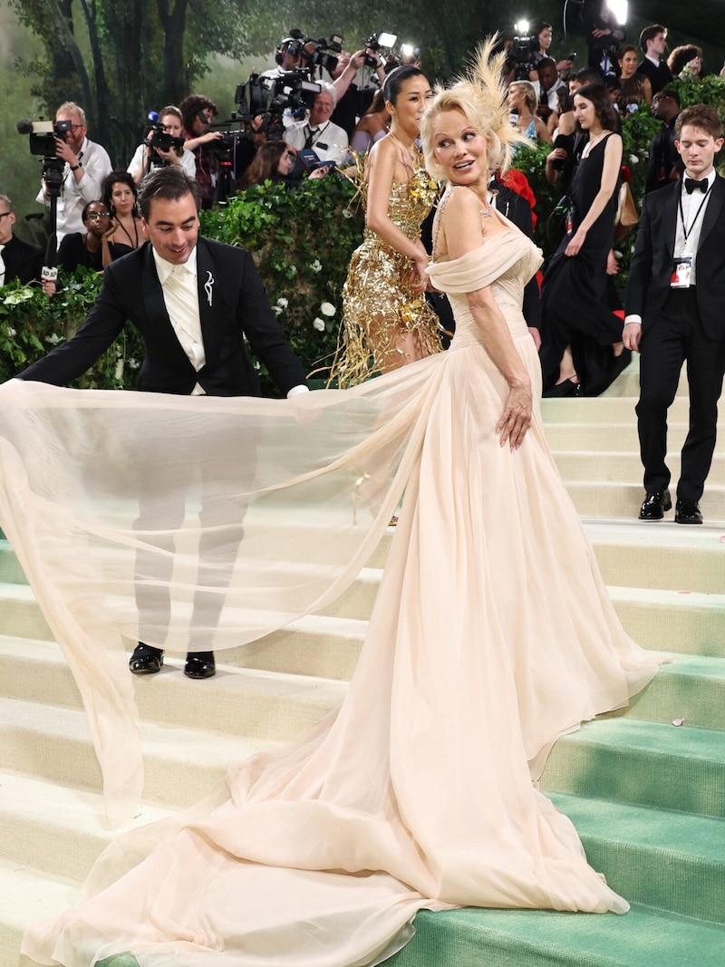 Pamela Anderson setzte auf schlichte Eleganz und kam in einer nudefarbigen Robe von Oscar de la Renta.  (Bild: APA/Getty Images via AFP/GETTY IMAGES/Jamie McCarthy)