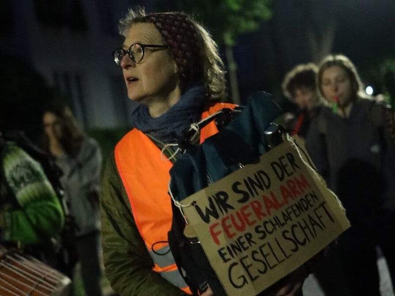 Lautstarker Protest - „Feueralarm“: Aktivisten weckten Wiener unwirsch ...