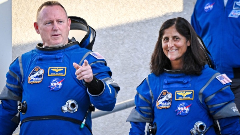 Barry Wilmore und Suni Williams sollten eigentlich schon bald bei der ISS ankommen, doch es heißt weiter warten. (Bild: AFP/APA/Miguel J. Rodriguez Carrillo)