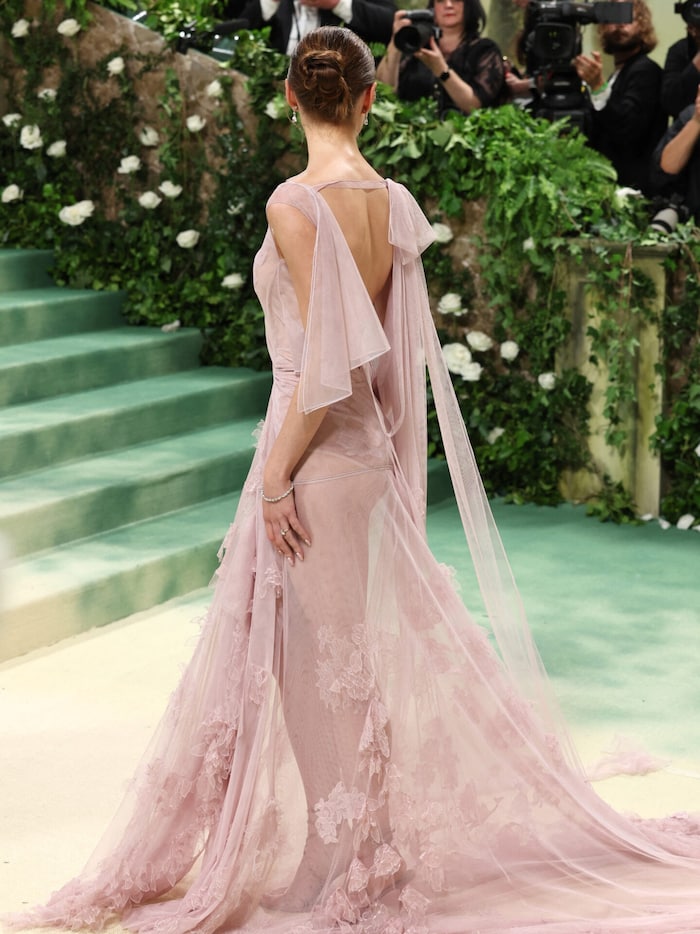 Phoebe Dynevor bei der Met-Gala 2024