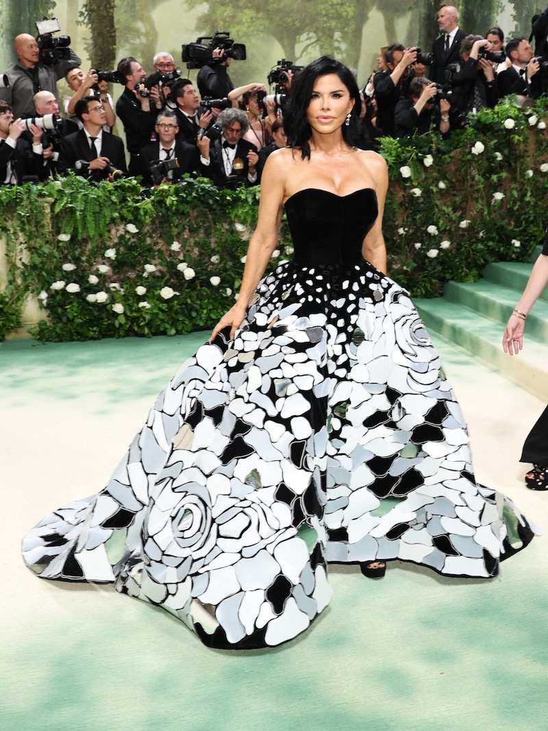 Lauren Sanchez hielt sich an Anna Wintours Kleiderregeln und kam in einer Traumrobe von Oscar de la Renta. (Bild: APA/Getty Images via AFP/GETTY IMAGES/Jamie McCarthy)