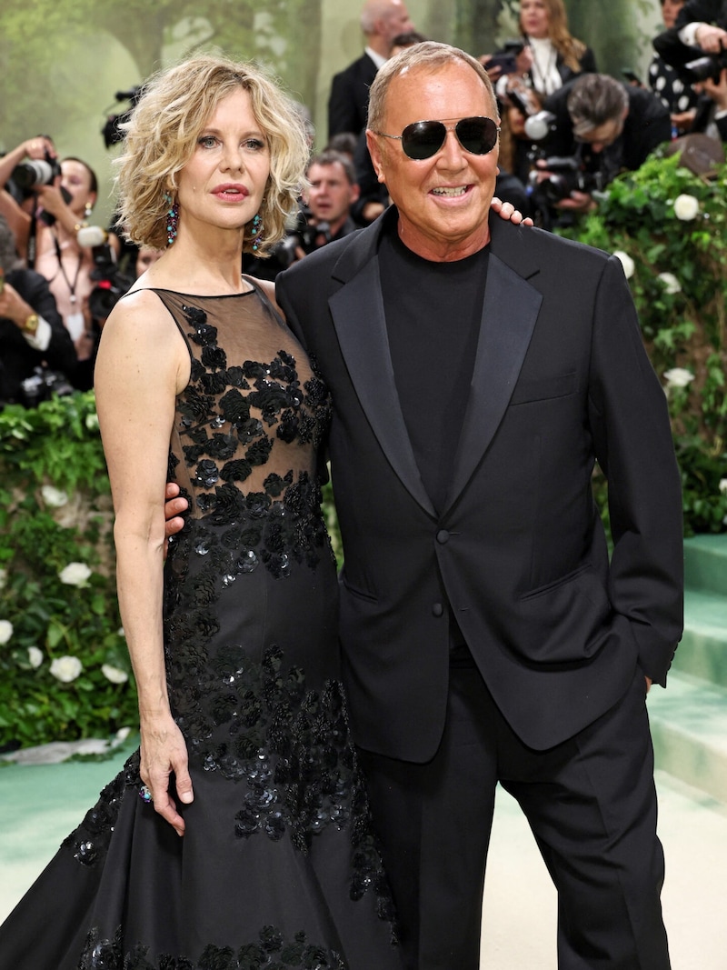 Meg Ryan kam mit Designer Michael Kors, der auch ihr Outfit für die Met-Gala entworfen hatte. (Bild: APA/Getty Images via AFP/GETTY IMAGES/Jamie McCarthy)