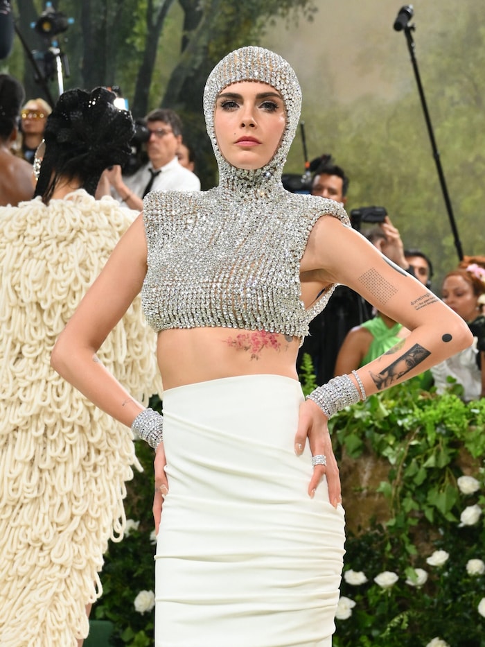 Cara Delevigne im Ritterharnisch