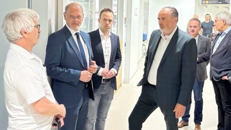 Landeshauptmann Hans Peter Doskozil, Marc Seper, kaufmännischer Direktor der Klinik Oberwart und Franz Öller, kaufmännischer Geschäftsführer der Gesundheit Burgenland im Gespräch mit OA Dr. Julius Kogelmann. (Bild: Christian schulter)