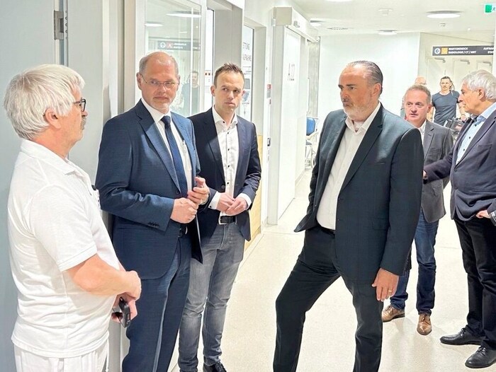 Landeshauptmann Hans Peter Doskozil, Marc Seper, kaufmännischer Direktor der Klinik Oberwart und ...