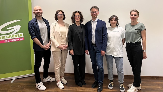 Eva Hammerer und Daniel Zadra (Mitte) führen das Kandidatenteam der Grünen an (Bild: Grüne Vorarlberg)