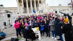 Die NEOS haben am Dienstag „Ode an die Freude“ vor dem Parlament in Wien gesungen. (Bild: APA/Eva Manhart)