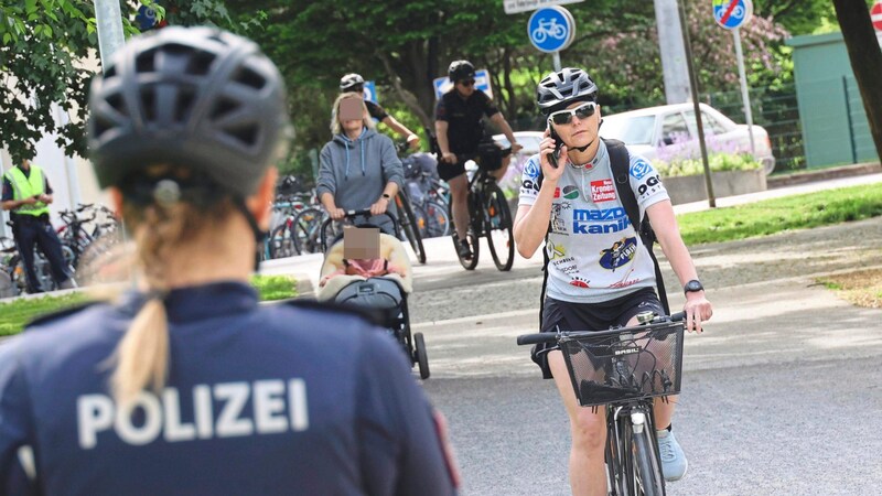 Das Telefonieren am Fahrrad lieber vermeiden: Das kostet nämlich 50 Euro  (Bild: Christian Jauschowetz, Krone KREATIV)