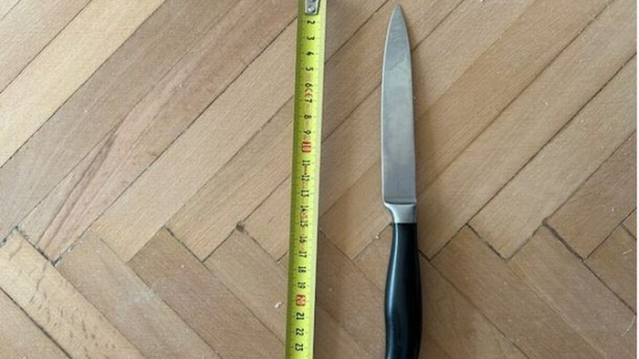 Mikt diesem Küchenmesser attackierte der Angeklagte (52) die Bauarbeiter.