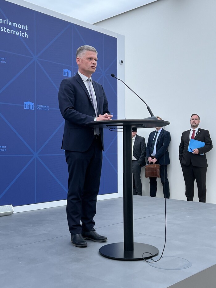 Christian Hafenecker (FPÖ, right) also listened to Andreas Hanger (ÖVP) during his statement.
