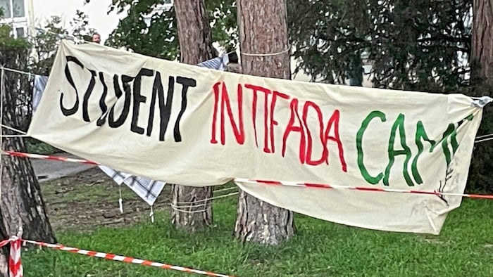 „Student Intifada Camp“ steht auf einem Banner. 