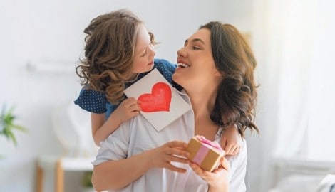 Welche Mama freut sich nicht über etwas Selbstgebasteltes und ein Muttertagsgedicht? (Bild: stock.adobe.com/konstantin yuganov)
