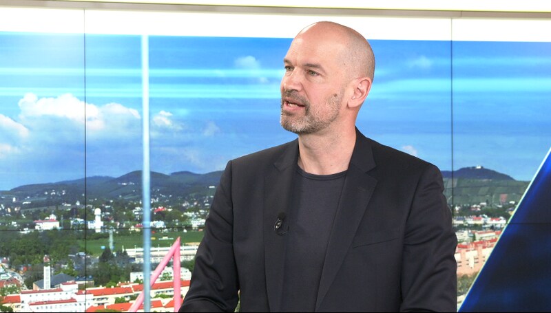 Ethicist Peter G. Kirchschläger in the krone.tv talk (Bild: krone.tv)