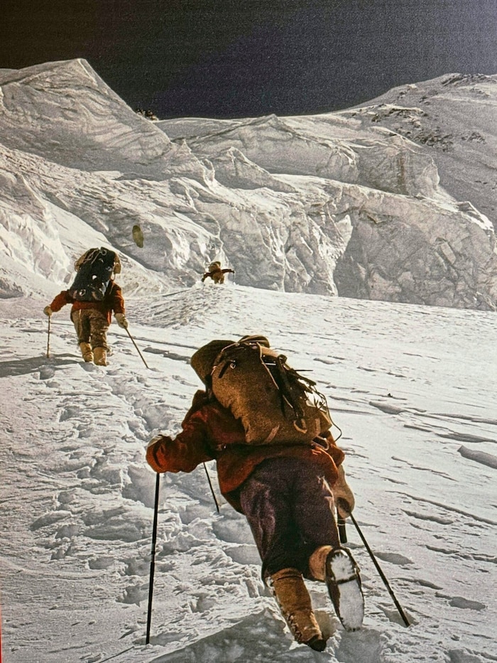 Am 29. Juni 1964 fand die Erstbesteigung des 7414 Meter hohen Momhil Sar statt.