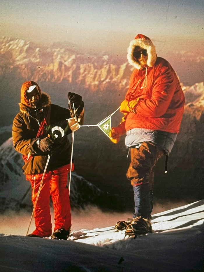 Hanns Schell (li.) mit Herbert Zefferer am 8080 Meter hohen Hidden Peak (G1). Am 11. August 1975 ...