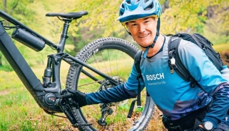 Claus Fleischer ist ein leidenschaftlicher und begeisterter Mountainbiker – hier mit einem Mountainbike, bei dem der neue und superleichte Bosch-Antrieb SX verbaut ist. (Bild: Wallner Hannes)
