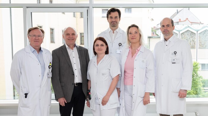 (v. l.): Michael Girschikofsky, Patient Rudolf Brettbacher, Christa Pfleger Daniel Cejka, Tamara ...