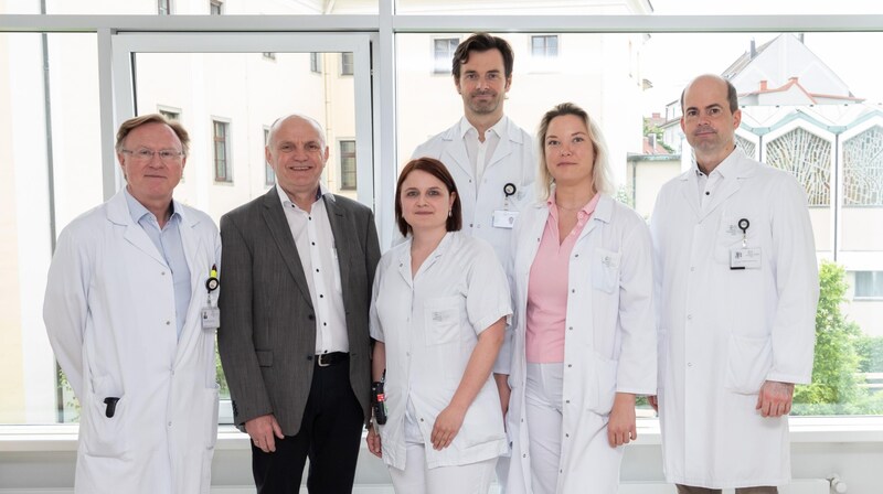 (v. l.): Michael Girschikofsky, Patient Rudolf Brettbacher, Christa Pfleger Daniel Cejka, Tamara Holzinger- Hammer und Matthias Biebl. (Bild: @Ordensklinikum Linz)