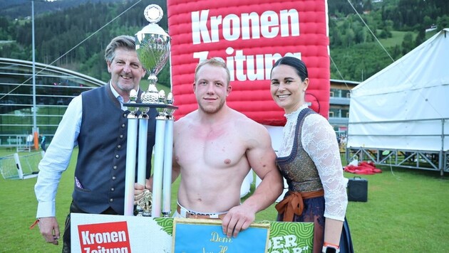 "Gauder Hogmoar 2024" Lukas Mattersberger (center) with Claus Meinert, editor-in-chief of the "Tiroler Krone", and Jasmin Steiner, chief of staff at the "Tiroler Krone". (Bild: Christof Birbaumer)