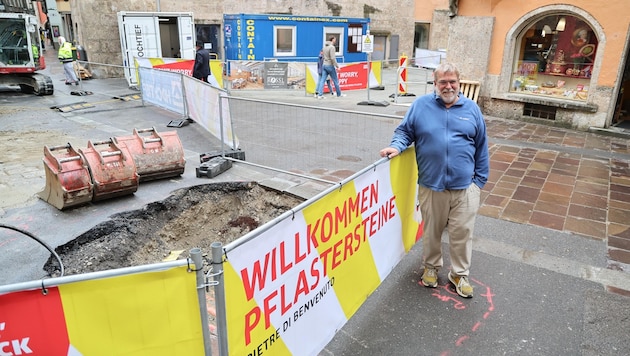 Holes in Kiebachgasse are causing a stir - and not just among Andreas Götsch. (Bild: Birbaumer Christof)