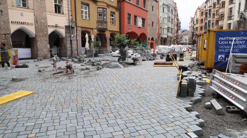 Vor dem Goldenen Dachl sind die ersten Pflastersteine schon zu sehen. (Bild: Birbaumer Christof)