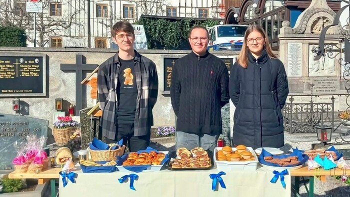 Auch vor Kirchen wurde mit Kuchenverkauf Geld gesammelt.