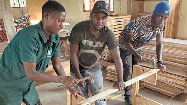 Tischlerlehrlinge bauten die Bänke in Uganda. (Bild: Kinder eine Chance)
