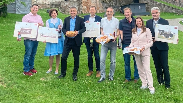 Präsentierten das neue Kulinarik-Angebot auf Burg Güssing: Matthias Mirth, Anita Wehhofer, Michael Gerbavsits, Thomas Schreiner, Gilbert Lang, Andreas Grosz, Marianne Resetarits und Benno Döller. (Bild: Carina Fenz)