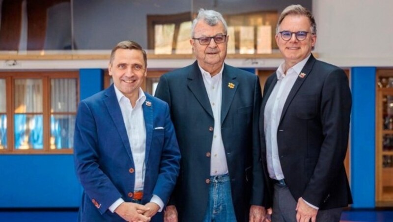 Daumendrücker: Das neue Präsidenten-Duo Thomas Bösl (li.), Peter Humer (re.) und Ehrenpräse Ludwig Bieringer. (Bild: AC Wals)