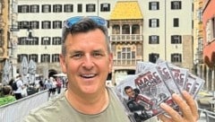 Pressfrische CDs unter dem Goldenen Dachl: Marc Pircher mit seinem neuen Album „20 Jahre – 7 Sünden“. (Bild: Privat)