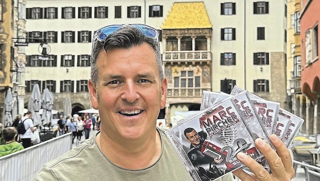 Pressfrische CDs unter dem Goldenen Dachl: Marc Pircher mit seinem neuen Album „20 Jahre – 7 Sünden“. (Bild: Privat)