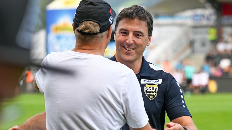 WSG-Coach Thomas Silberberger und Altachs Trainer Joachim Standfest herzten sich vor dem letzten Spiel im Rheindorf. (Bild: GEPA pictures)