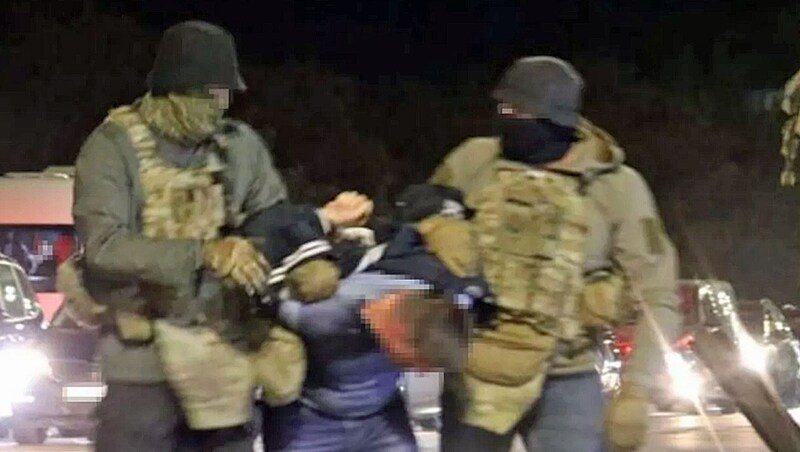 One of the two colonels during his arrest (Bild: Telegram/SBU)