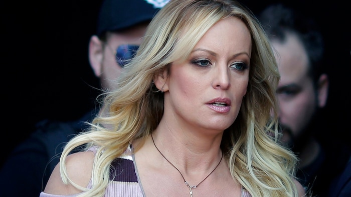 Stormy Daniels hat über mehrere Stunden ihre Begegnung mit Donald Trump vor Gericht beschrieben.