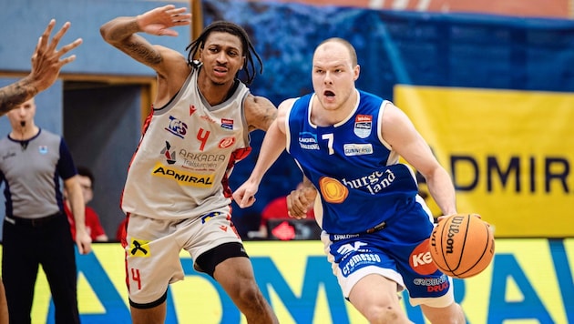 Duel of the high scorers: Sebastian Käferle (right) and Traiskirchen's Demarcus Demonia. (Bild: Mario Urbantschitsch)