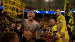 Marco Reus (r.) in den angereisten Fans der Dortmunder (Bild: AFP/APA/Odd ANDERSEN)