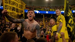 Marco Reus (r.) in den angereisten Fans der Dortmunder (Bild: AFP/APA/Odd ANDERSEN)