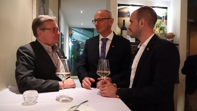 Felejthetetlenek Günther Platter volt kormányzó, Anton Mattle kormányzó és Florian Tursky (balról) hosszú tekintetei a választás éjszakáján. Az ÖVP még mindig tanácstalannak tűnik. (Bild: Birbaumer Christof)