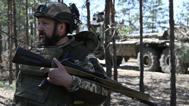 Ukrán katonák próbálják elhárítani az orosz támadásokat. (Bild: AFP/APA/Genya SAVILOV)