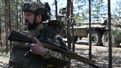 Ukrainische Soldaten versuchen, die Angriffe aus Russland abzuwehren. (Bild: AFP/APA/Genya SAVILOV)
