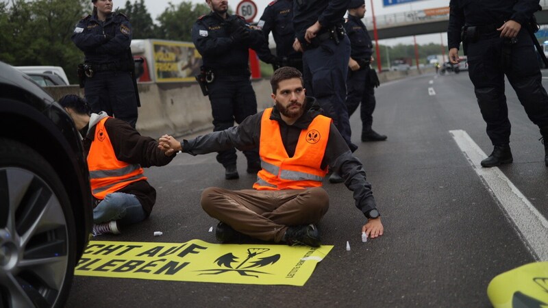 Klimakleber im Frühverkehr auf der A23 in Wien. (Bild: Letzte Generation)