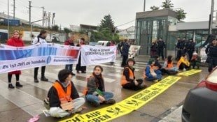 Am Matzleinsdorfer Platz wurde eine Kreuzung blockiert, um auf die Klimakrise aufmerksam zu machen. (Bild: Letzte Generation AT)