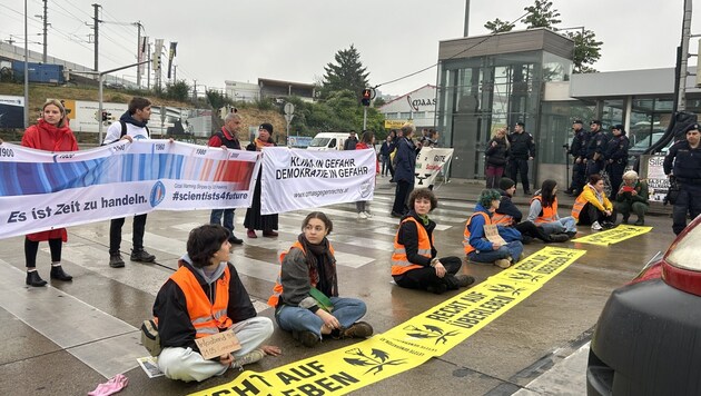 İklim krizine dikkat çekmek için Matzleinsdorfer Platz'daki bir kavşak kapatıldı. (Bild: Letzte Generation AT)