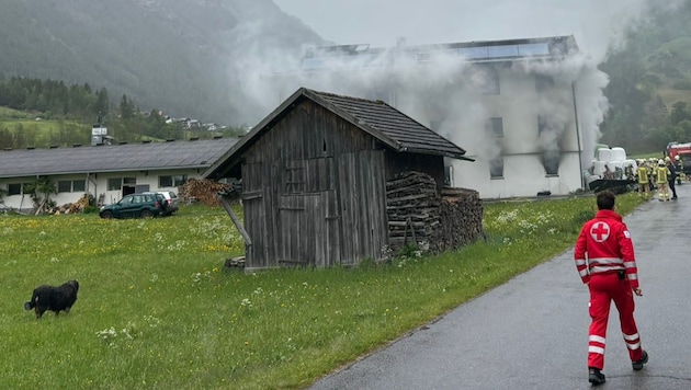 Die Garage stand in Brand. (Bild: ZOOM Tirol)