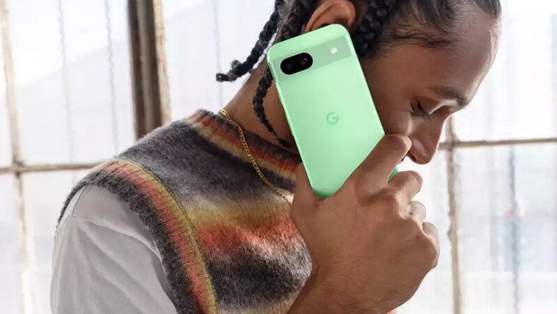 Auch das Pixel 8A ist an der charakteristischen Kameraleiste zu erkennen, die alle aktuellen Google-Smartphones haben. (Bild: Google)