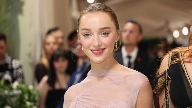 Phoebe Dynevor egy nagyon különleges ékszert viselt a 2024-es Met-gálán. (Bild: APA/Getty Images via AFP/GETTY IMAGES/Dia Dipasupil)