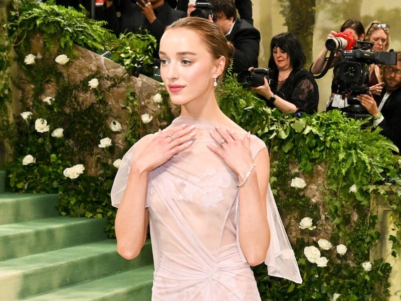 Phoebe Dynevor a Met-gálán mutatja meg eljegyzési gyűrűjét. (Bild: picturedesk.com/BFA / Action Press)